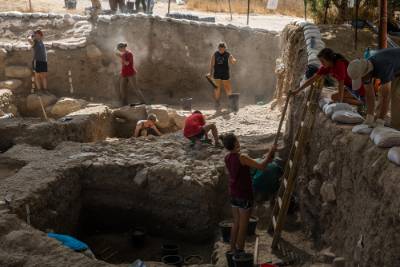 Students digging at Lachish