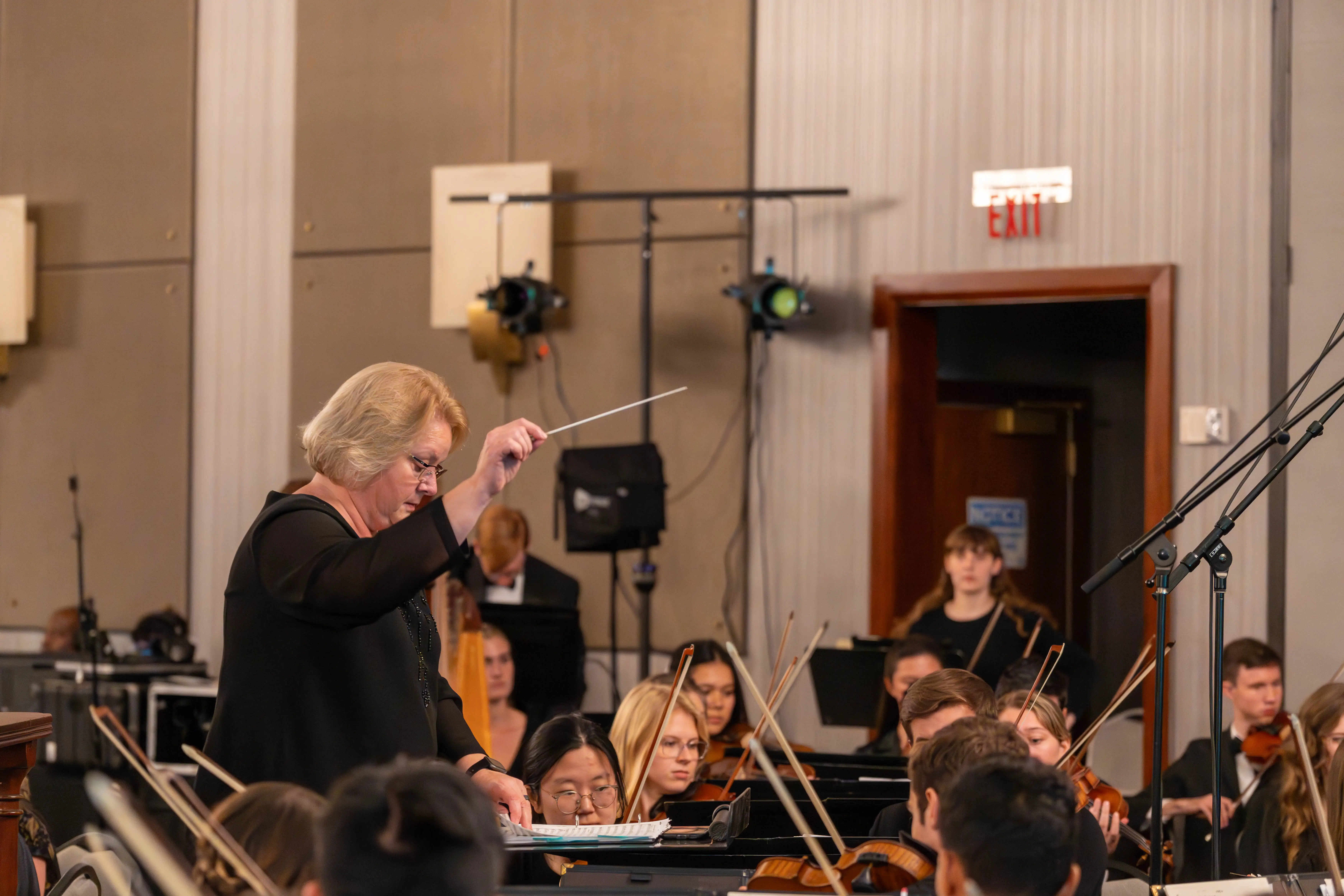 Laurie Redemer Cadwallader conducts the Southern Adventist University Symphony Orchestra