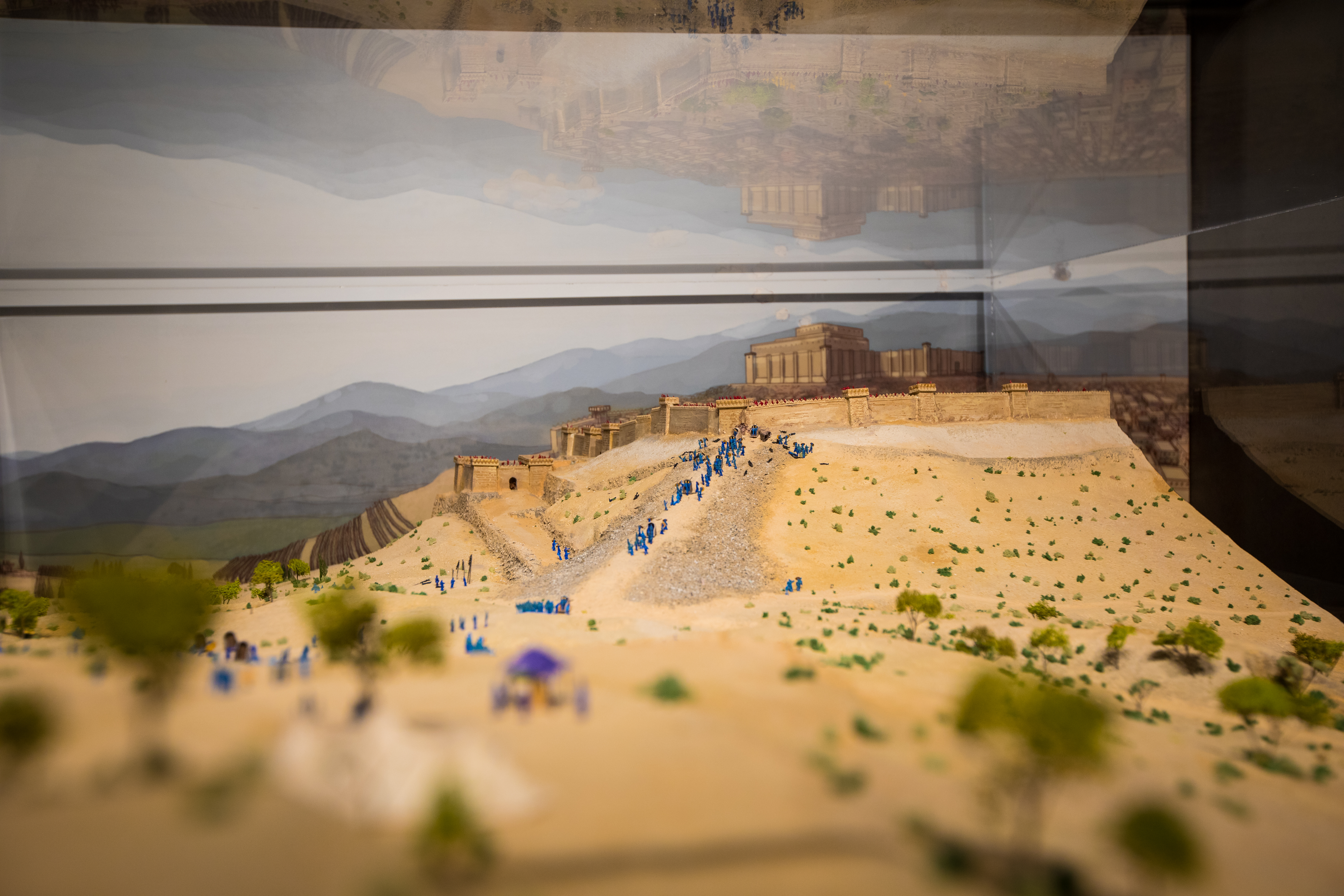 The model shows the city of Lachish under Assyrian attack.