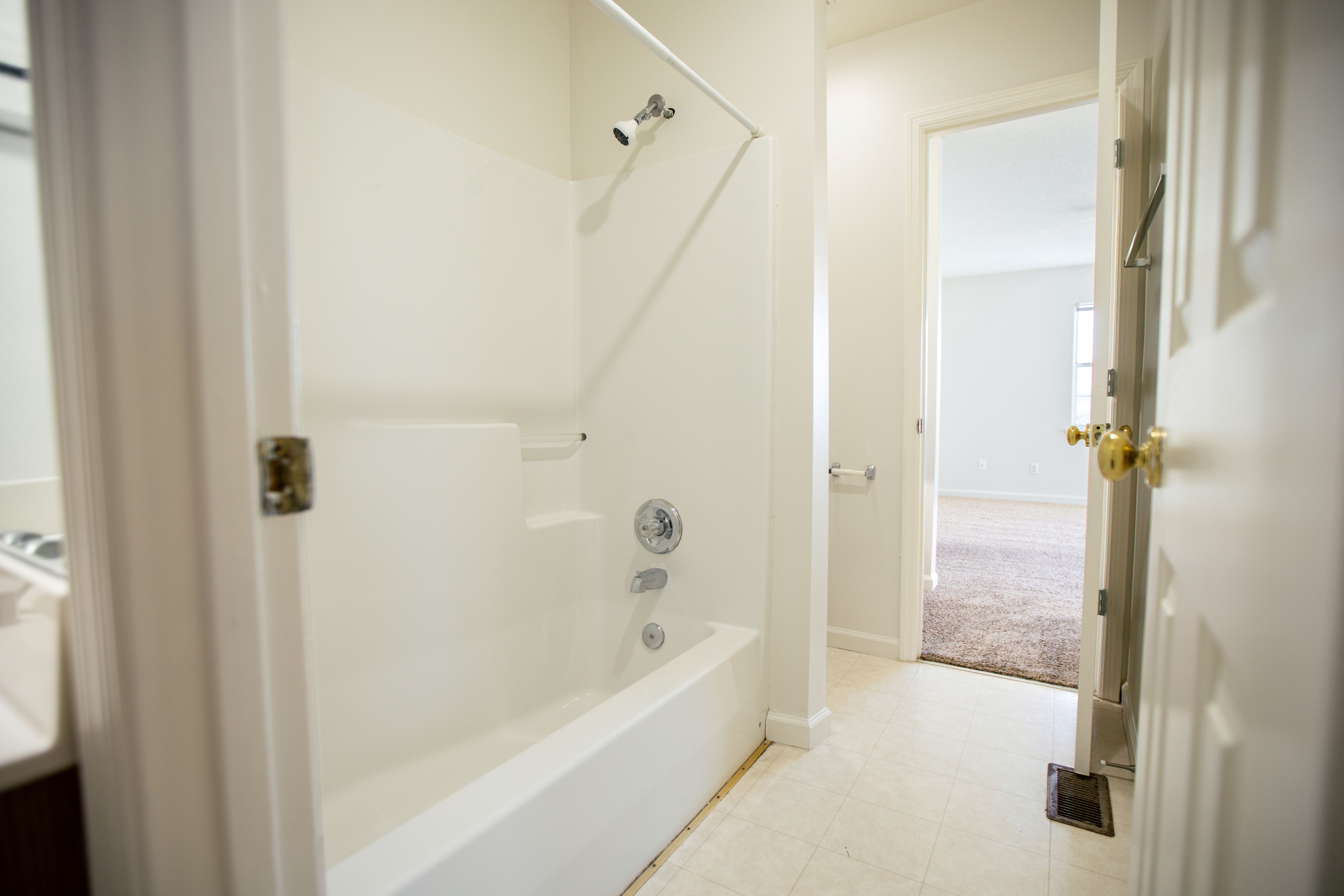 J&J bathroom from bedroom 2