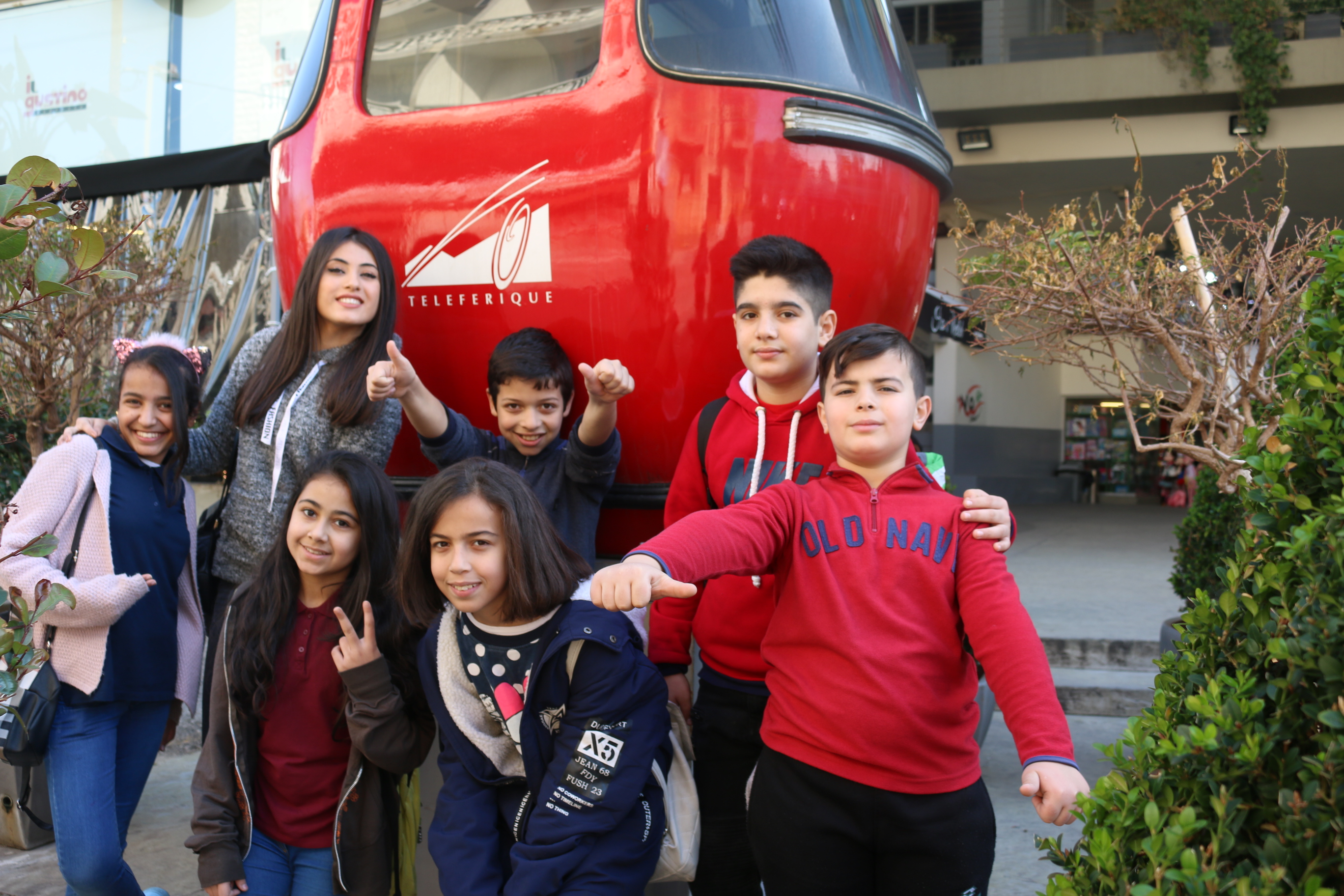 5th grades students ride cable cars
