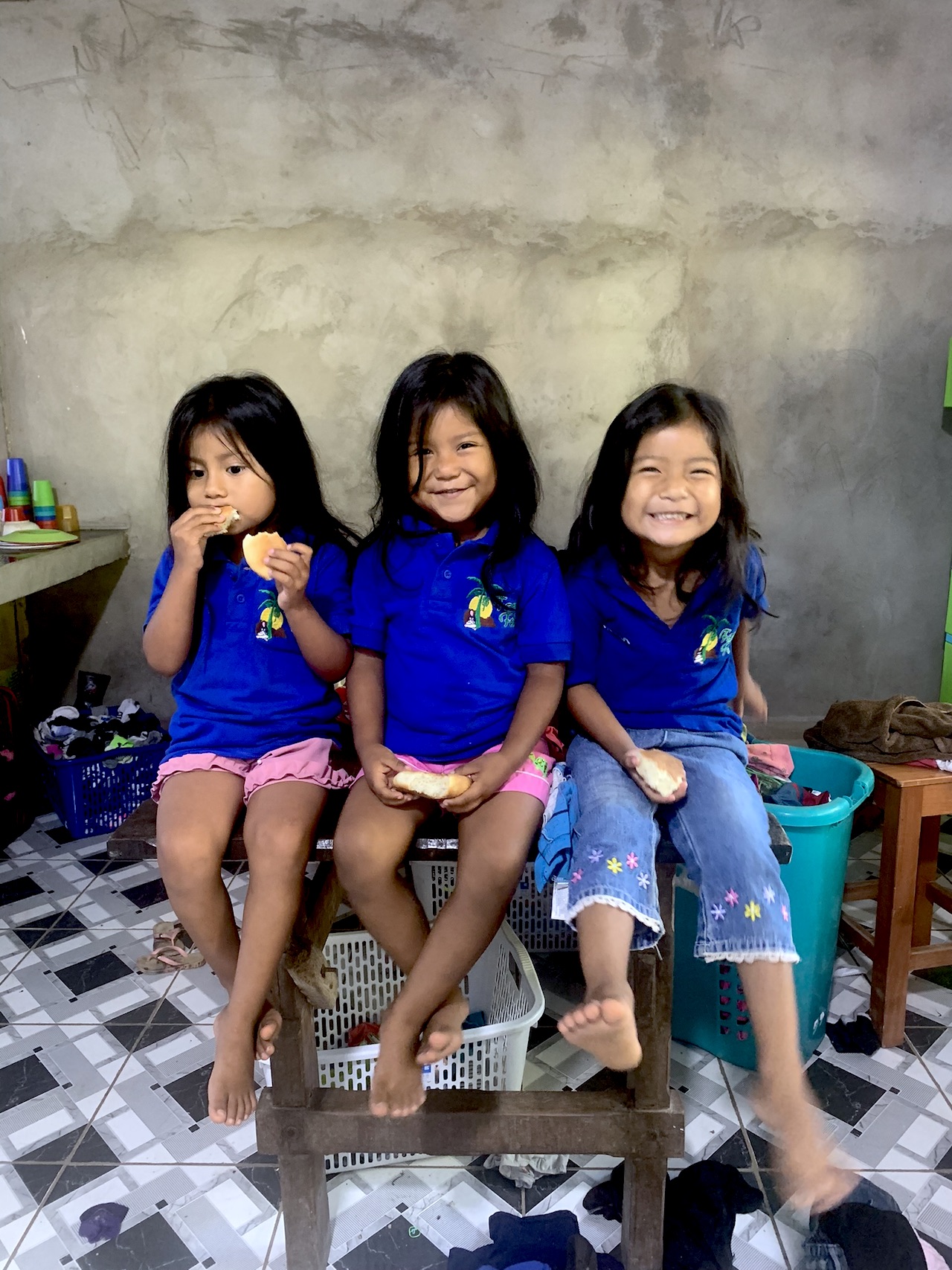 Pic of three little girls from Familia Feliz