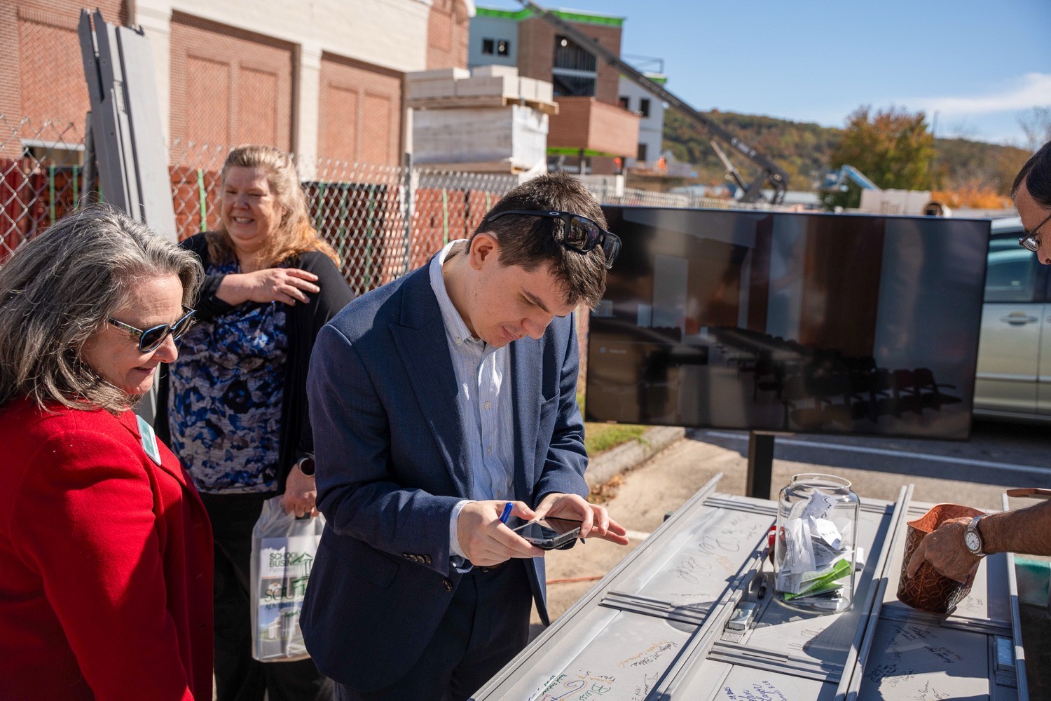 business_beam_signing