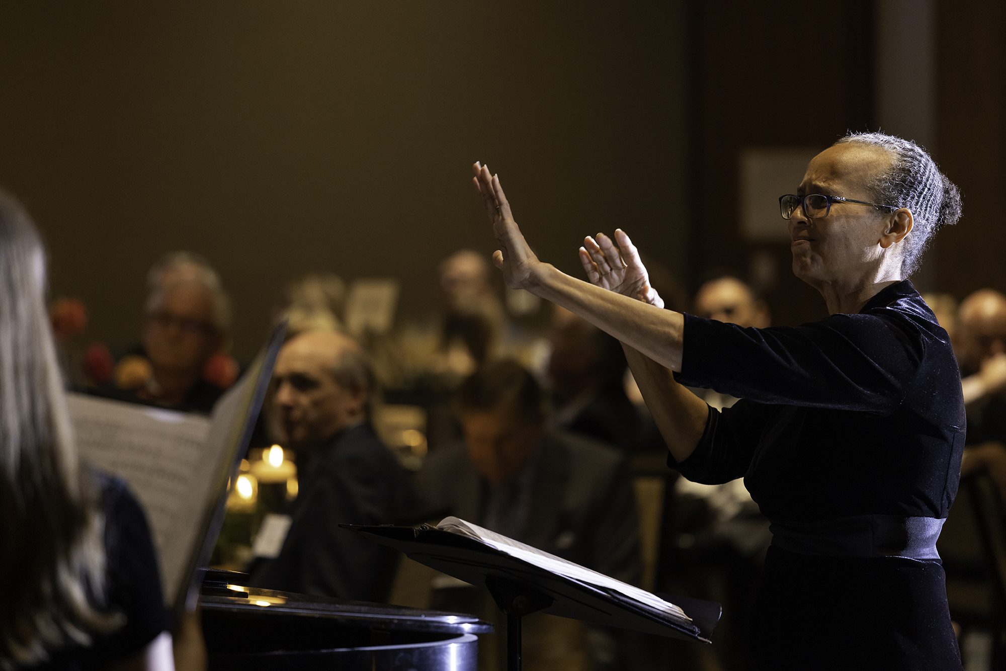 Gennevieve Brown-Kibble conducting I Cantori choir