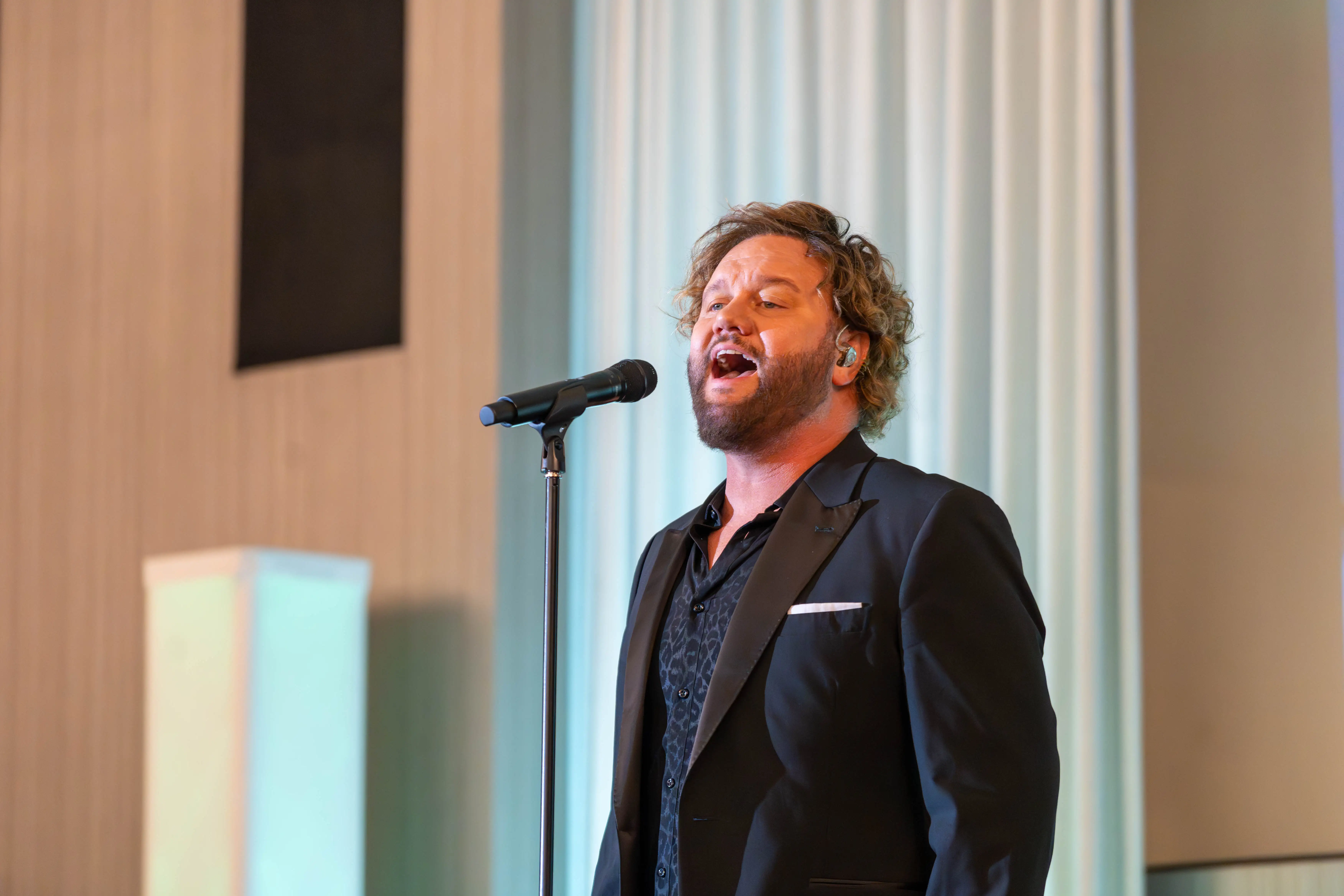 David Phelps performing for the guests