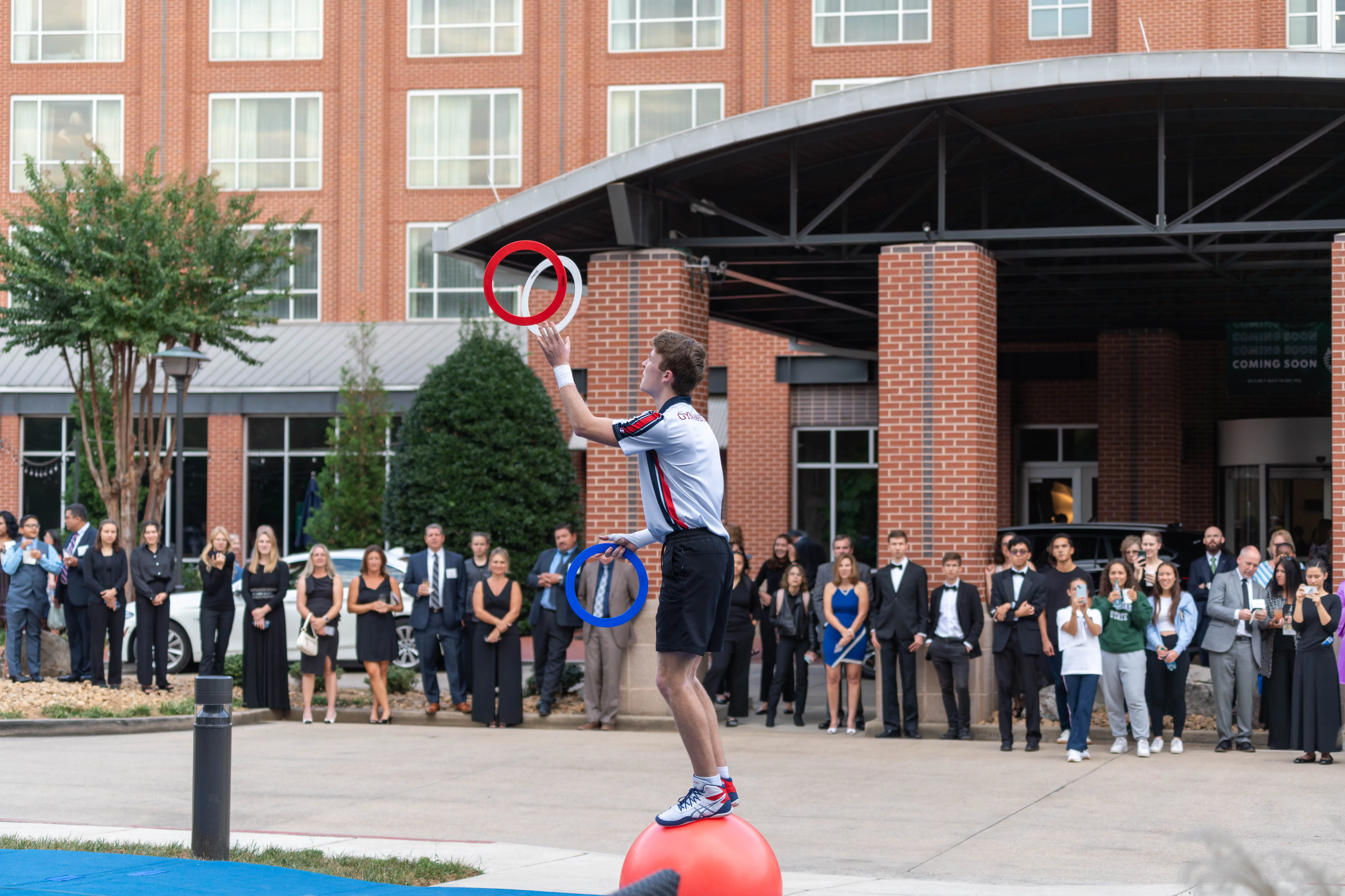 A Gym-Masters team member performing for guests outside of The Chattanoogan Hotel